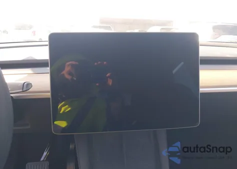 2024 Tesla Model Y Long Range Dual Motor All-Wheel Drive z USA, uszkodzony, nr VIN 7SAYGDEE1RA239503